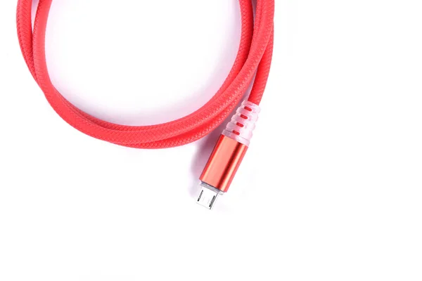 Cabo USB vermelho para carga de smartphone isolado em fundo branco . — Fotografia de Stock