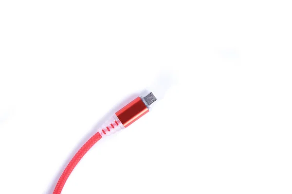 白い背景に隔離されたスマートフォンの充電のための赤いUSBケーブル. — ストック写真