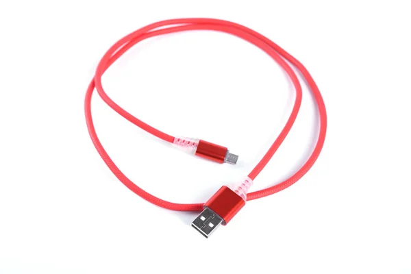 Czerwony kabel Usb do ładowania smartfonów izolowany na białym tle. — Zdjęcie stockowe