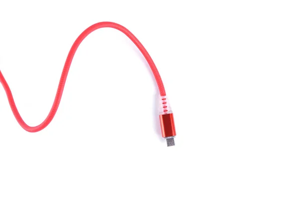 Κόκκινο καλώδιο Usb για φόρτιση smartphone απομονώνονται σε λευκό φόντο. — Φωτογραφία Αρχείου