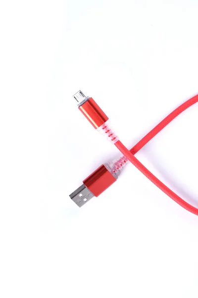 Cabo USB vermelho para carga de smartphone isolado em fundo branco . — Fotografia de Stock