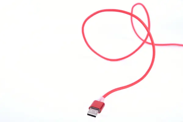 Czerwony kabel Usb do ładowania smartfonów izolowany na białym tle. — Zdjęcie stockowe