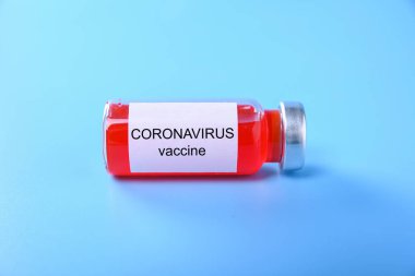 Mavi arka planda bebek aşısı için Coronavirus aşısı, ilaç ve uyuşturucu konsepti