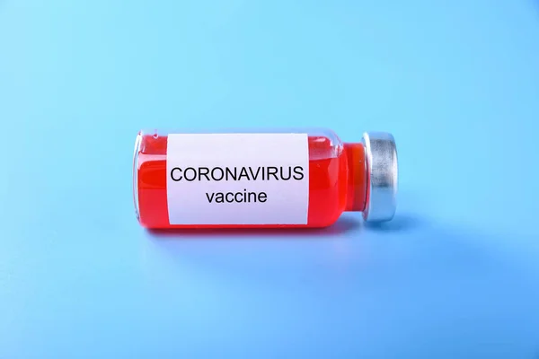 Vacuna contra el Coronavirus inyectada para la vacunación del bebé sobre fondo azul, medicina y concepto de medicamento — Foto de Stock