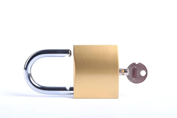 Cadeado dourado trancado com chaves no fundo branco . — Fotografia de Stock