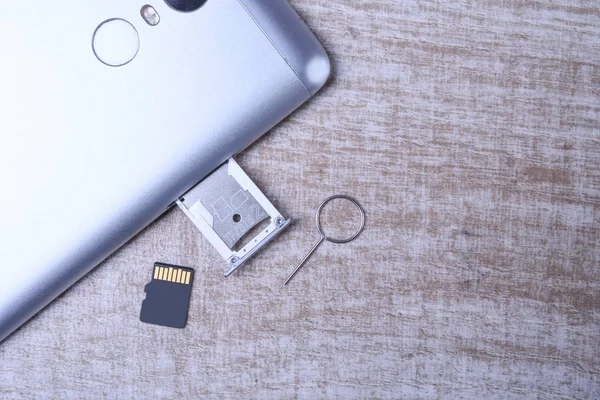 Flaş bellek depolama kavramı: Beyaz arkaplanda mikro Sd kartı olan bir tepsi. Taşınabilir elektronik cihazlarda dijital bilgi depolamak için bir hafıza kartı kullanılır. Örneğin cep telefonu, tablet vb.