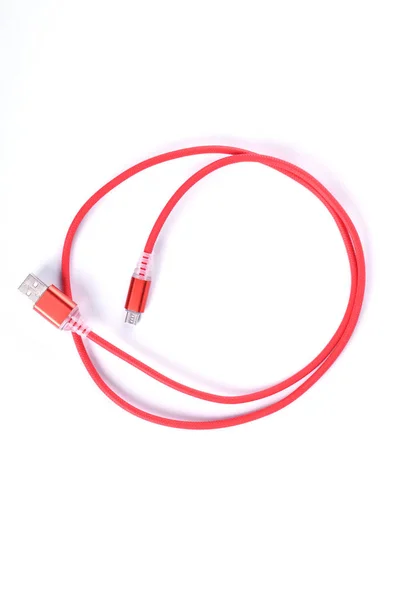 Cabo USB vermelho para carga de smartphone isolado em fundo branco . — Fotografia de Stock