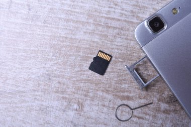 Flaş bellek depolama kavramı: Beyaz arkaplanda mikro Sd kartı olan bir tepsi. Taşınabilir elektronik cihazlarda dijital bilgi depolamak için bir hafıza kartı kullanılır. Örneğin cep telefonu, tablet vb.