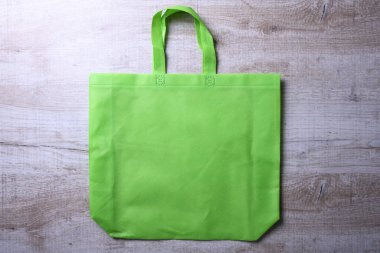 Ahşap arka planda tekstil çantası