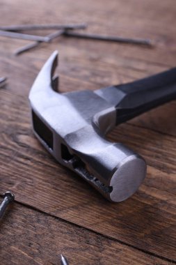 Tahta zemin üzerinde çekiç demiri