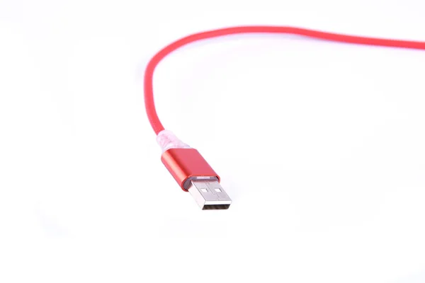 Akıllı telefon şarjı için kırmızı Usb kablosu beyaz arkaplanda izole edildi. — Stok fotoğraf