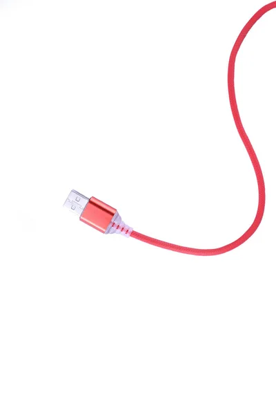 Cable USB rojo para carga de teléfonos inteligentes aislado sobre fondo blanco . — Foto de Stock