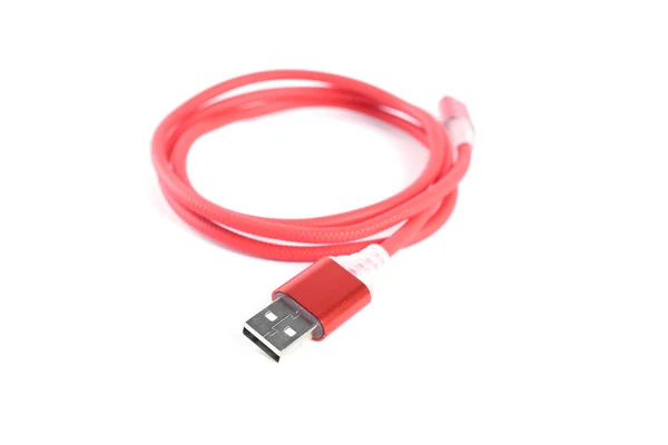 Czerwony kabel Usb do ładowania smartfonów izolowany na białym tle. — Zdjęcie stockowe