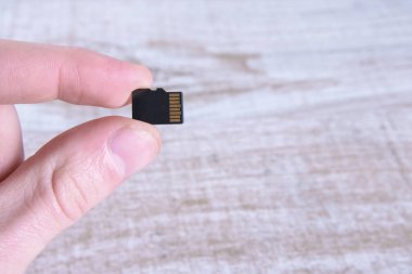 El bilgisayarı flaş bellek, hafıza kartı adaptörü tahta arka planda. Kapat.