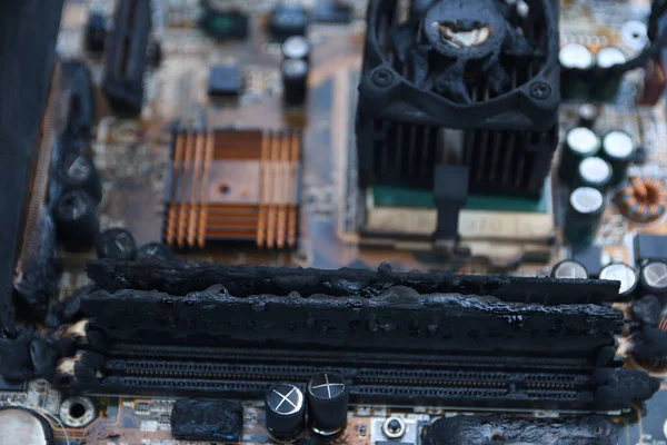 燃烧Cpu Gpu视频卡、存储器、芯片、冷却器后的台式计算机烧损 — 图库照片