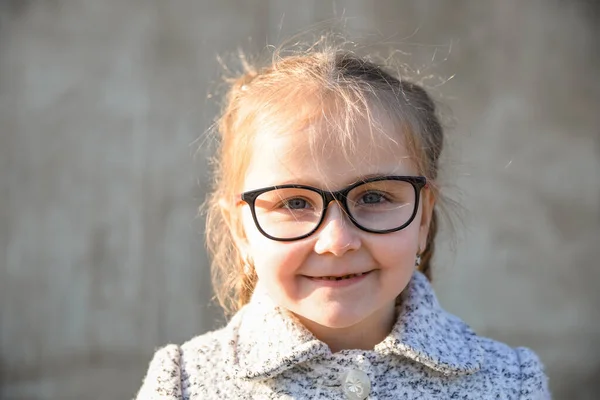 Retrato de una pequeña, joven linda chica sonriente, primer plano — Foto de Stock