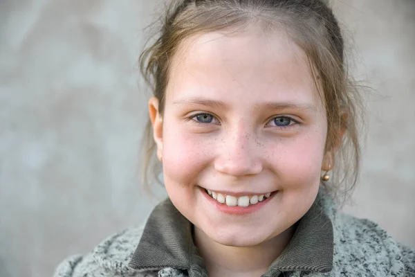 Retrato de um pouco, jovem bonito sorrindo menina, close-up — Fotografia de Stock