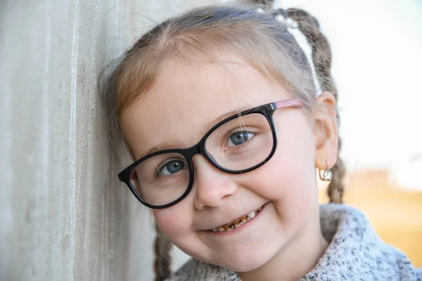 Retrato de una pequeña, joven linda chica sonriente, primer plano — Foto de Stock