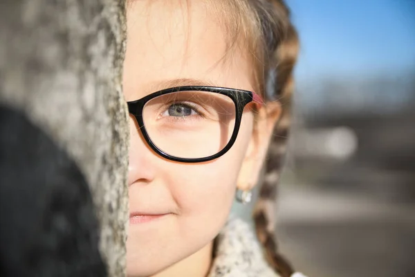 Porträtt av en liten, ung söt leende flicka, närbild — Stockfoto