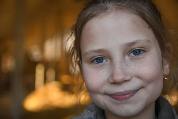 Retrato de una pequeña, joven linda chica sonriente, primer plano — Foto de Stock