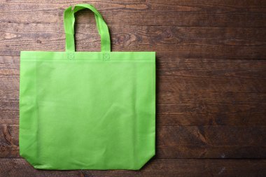 Ahşap arka planda tekstil çantası