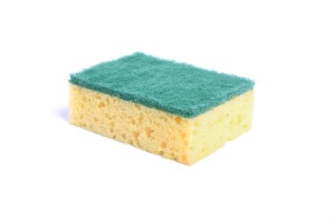 Farklı pozlarda beyaz arka planda izole edilmiş sarı bir mutfak süngeri..