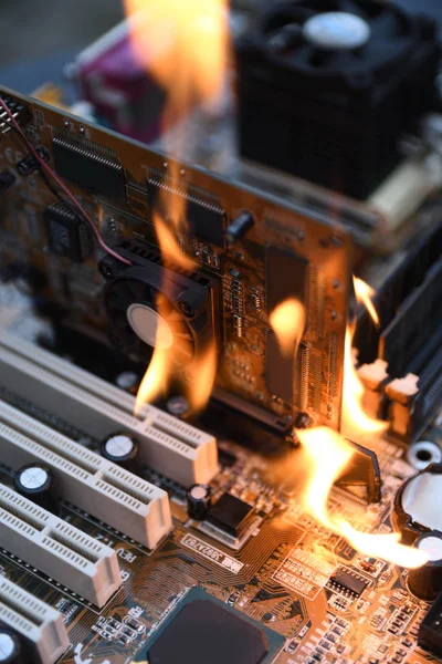 燃烧，燃烧计算机主板，cpu，gpu和视频卡，电路板上的处理器和电子技术 — 图库照片