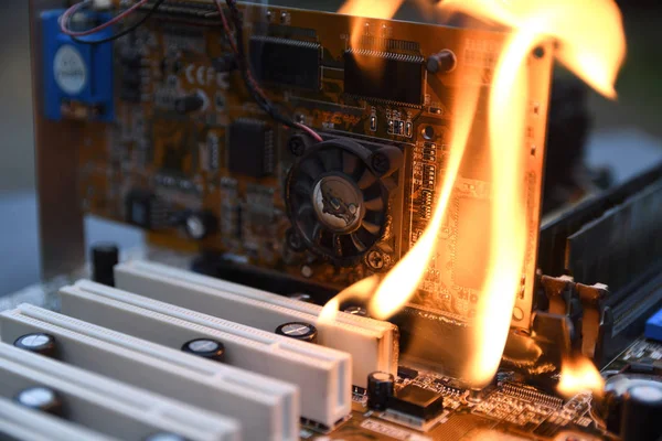 火災燃焼、燃えるコンピュータマザーボード、 cpu 、 gpuとビデオカード、電子回路基板上のプロセッサ — ストック写真