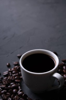 Kahve fincanı ve fasulye eski gri mutfak betonu, kaya masası. Metniniz için metin alanı olan üst görünüm