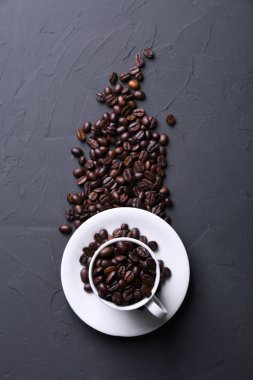 Kahve fincanı ve fasulye eski gri mutfak betonu, kaya masası. Metniniz için metin alanı olan üst görünüm