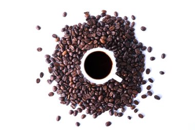 Beyaz arka planda izole kahve çekirdekleri