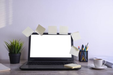 Modern beyaz ofis masa modeli, çalışma alanı beyaz ekranlı dizüstü bilgisayarlı metin ya da