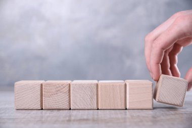 Elin boş tahta küpü, sözcüğün, mektubun ve sembolün için yer açar. Metin için yer, ücretsiz kopyalama alanı