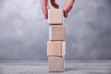 Elin boş tahta küpü, sözcüğün, mektubun ve sembolün için yer açar. Metin için yer, ücretsiz kopyalama alanı