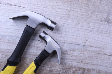 Tahta zemin üzerinde çekiç demiri