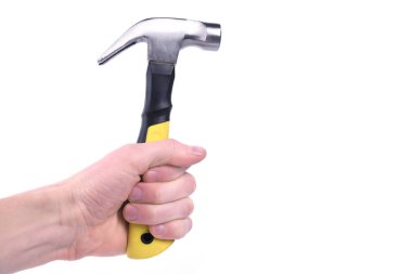 Beyaz arkaplanda el ele tutuşan çekiç