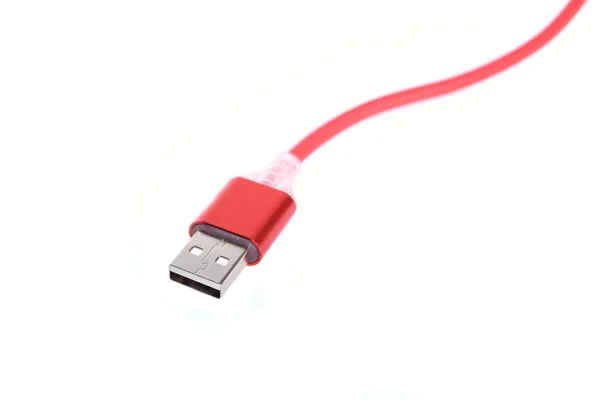 Cable USB rojo para carga de teléfonos inteligentes aislado sobre fondo blanco . — Foto de Stock