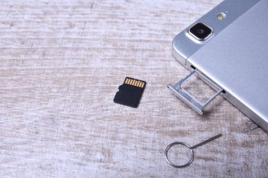 Flaş bellek depolama kavramı: Beyaz arkaplanda mikro Sd kartı olan bir tepsi. Taşınabilir elektronik cihazlarda dijital bilgi depolamak için bir hafıza kartı kullanılır. Örneğin cep telefonu, tabletler