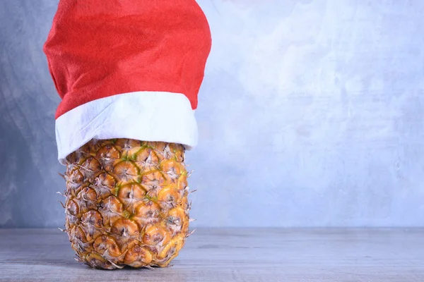 Piña Madura Ananas Con Glasess Sombrero Santa Año Nuevo Concepto —  Fotos de Stock