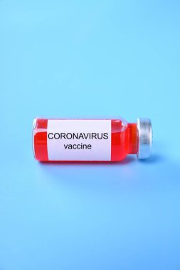 Bebek aşısı, ilaç ve ilaç konsepti için koronavirüs aşısı tutan azot eldivenli doktor ya da hemşire eli.