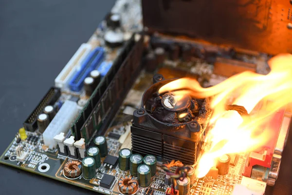 Yangın Yanıcı, yanan bilgisayar ana kartı, işlemci, gpu video kartı, devre kartında elektronik işlemci