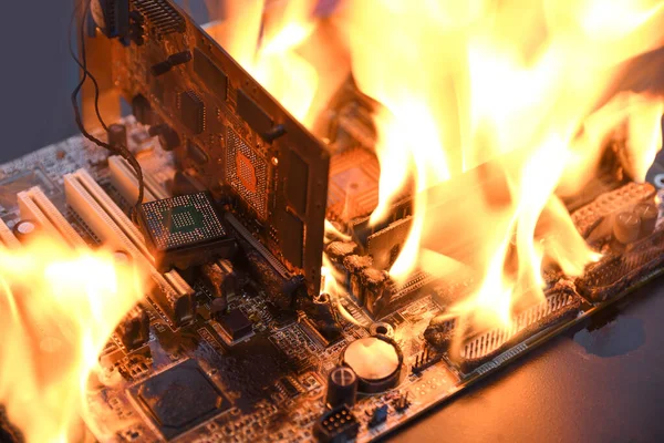 燃烧计算机主板 Cpu Gpu视频卡 电路板上的处理器与电子 — 图库照片