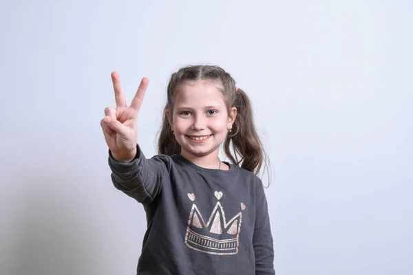 Retrato Una Niña Blanca Sonriendo Sobre Fondo Gris — Foto de Stock