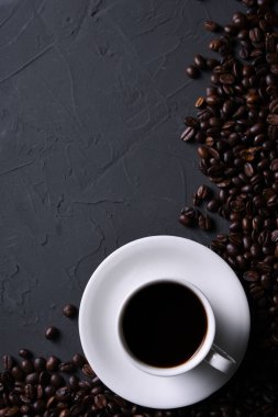 Kahve fincanı ve fasulye eski gri mutfak betonu, kaya masası. bir metin için kopyalanmış boşluk ile