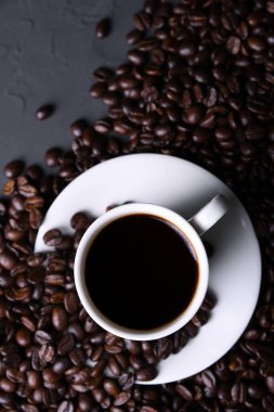 Kahve fincanı ve fasulye eski gri mutfak betonu, kaya masası. bir metin için kopyalanmış boşluk ile