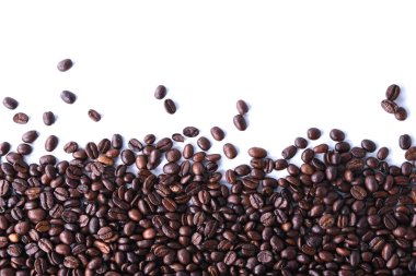 Beyaz arka planda izole kahve çekirdekleri