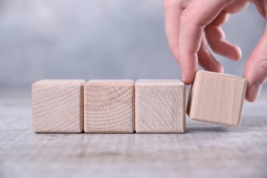 Boş bir tahta küp, sözcüğün için yer, mektup, masanın üzerinde sembol. Metin için yer, boş alan