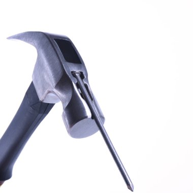 Beyaz arka planda el ele tutuşan çekiç.