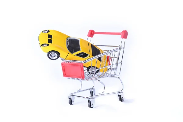 Yeni Bir Araba Satın Alma Kavramı Alışveriş Sepetindeki Oyuncak Araba — Stok fotoğraf