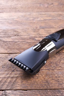 Hortumlu budayıcı. Yeni bir kablosuz budayıcı alıyorum. Ahşap bir arka planda. Yakın plan. Metin için bir boşluk ile